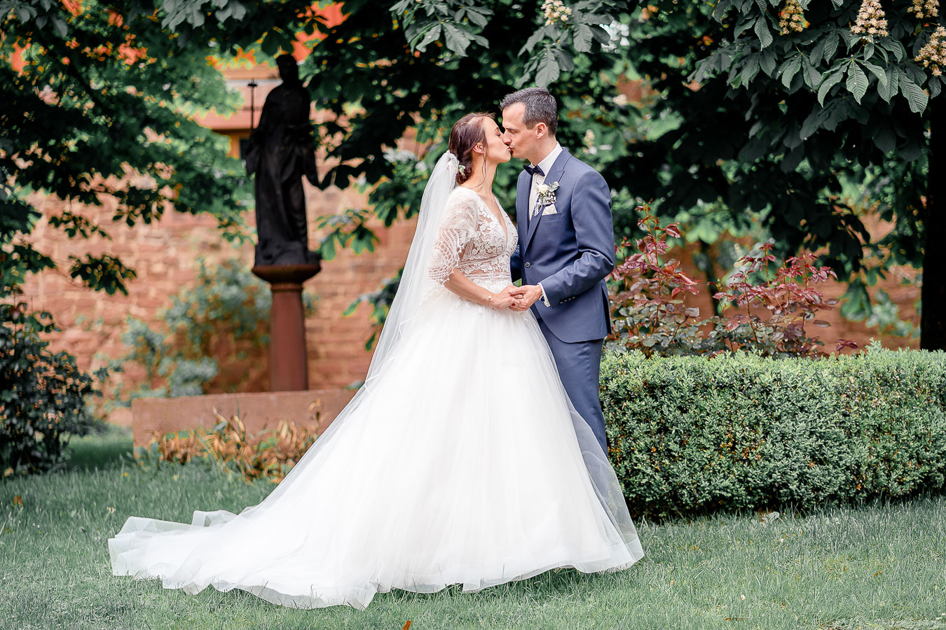 Brautpaar Fotoshooting zur Hochzeit natürliche Fotos